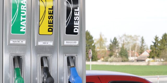 Cena pohonných hmot v ČR je na letošním minimu