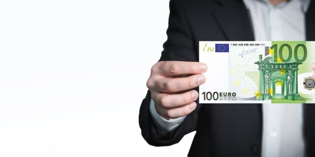 Euro na Slovensku slaví deset let. Co to znamená pro nás?