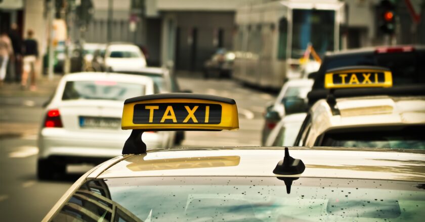 Taxikáři po vládě žádají razantní kroky vůči Uberu a Taxify