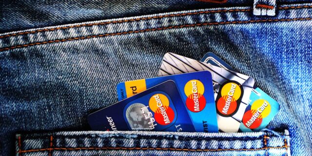 Od soboty platí nová pravidla zvyšující bezpečnost plateb kartou