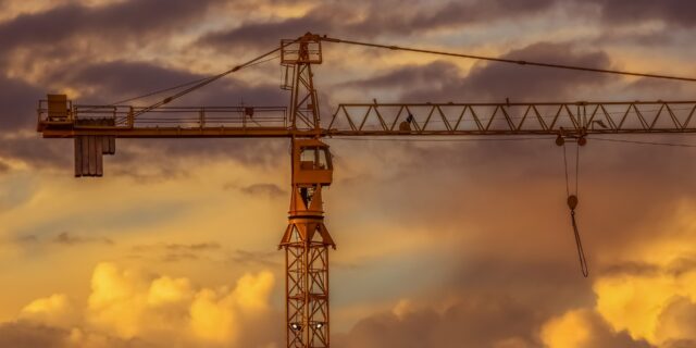 Průmyslu i zahraničnímu obchodu se daří, stagnuje stavebnictví