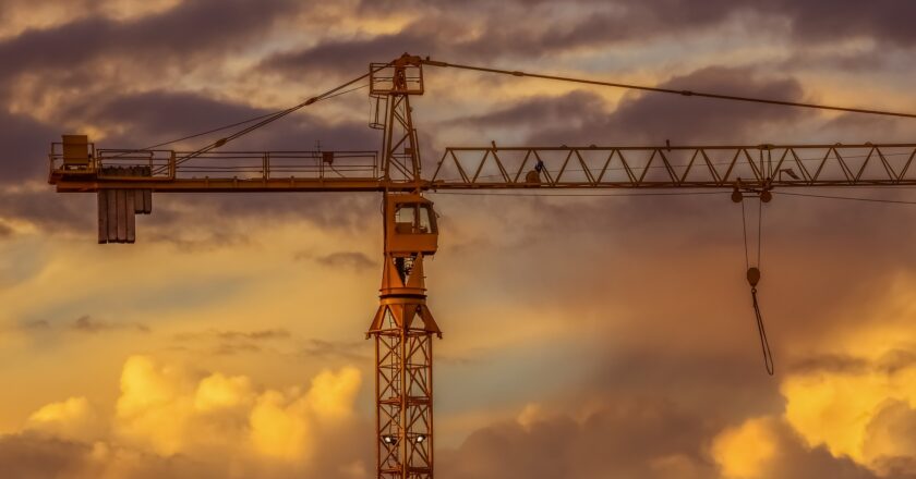 Průmyslu i zahraničnímu obchodu se daří, stagnuje stavebnictví