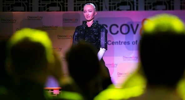 Konferenci o inovacích zahájila robotka Sophia (uvnitř video)