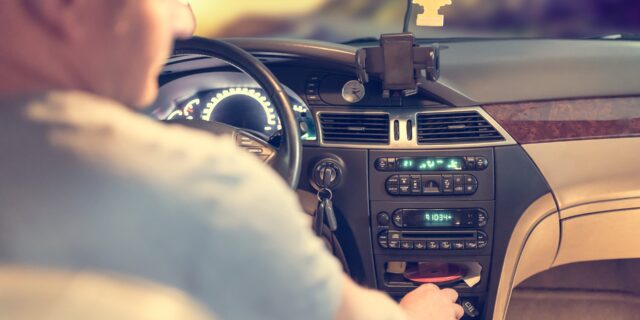 Řidiči telefonováním za jízdy způsobí deset tisíc nehod
