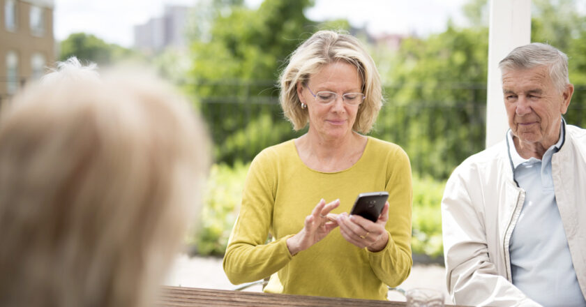 Pro seniory s poruchou sluchu firmy nabízí speciální mobily