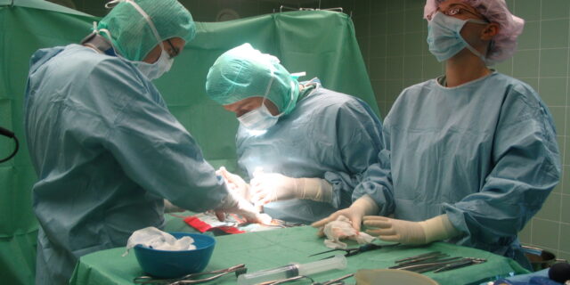 Pojišťovna: Nemocnice nemají motivaci k jednodenní chirurgii