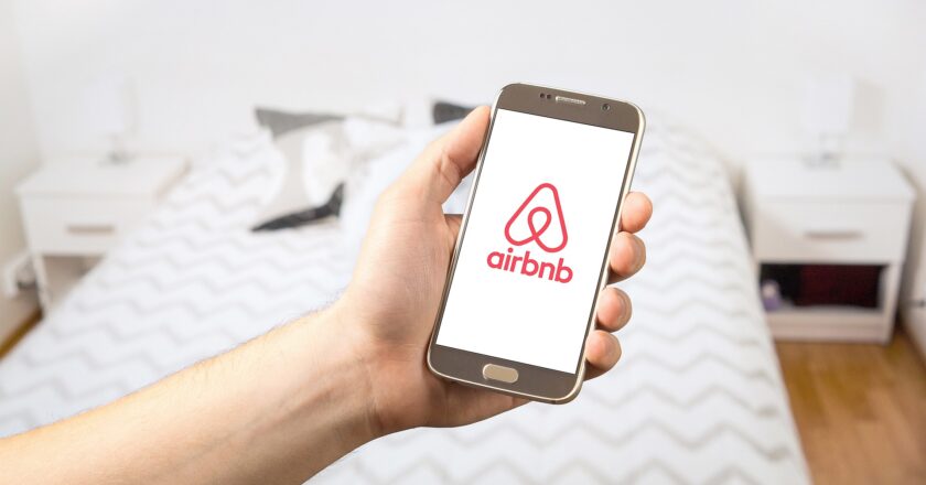 Praha chce řešit Airbnb, problém bytového trhu je ale jinde