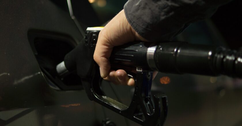 Benzin zdražil za týden skoro o třicet haléřů, stoupla i cena nafty