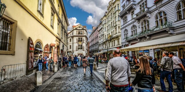 Praha rozdělí mezi městské části půl miliardy korun z rezervy