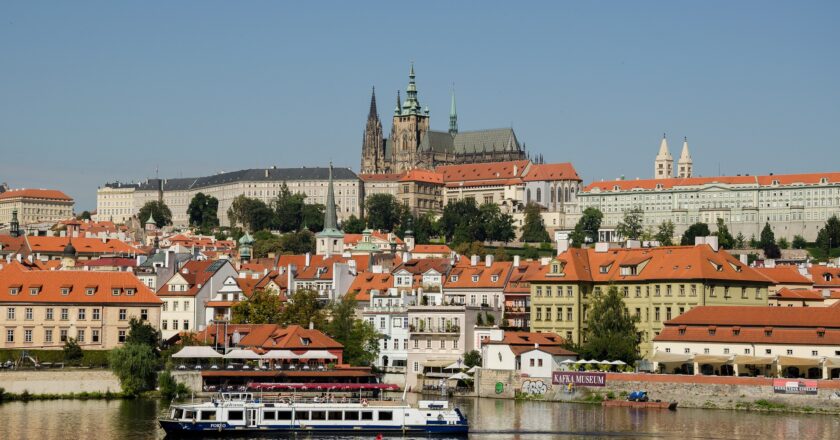 Praha se loni rozrostla o šestnáct tisíc lidí, na nové obyvatele však připravená není. Chybí hlavně byty
