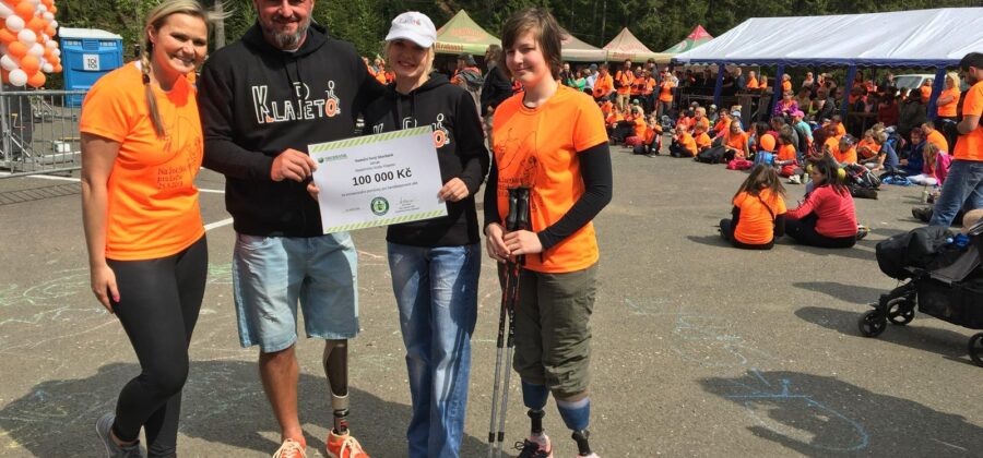 Sberbank přispěla sto tisíc korun na sportovní protézy Evičce