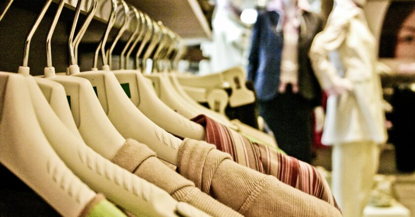 Ministerstvo: Lidé si nebudou smět v obchodech zkoušet oblečení