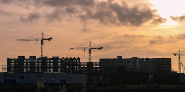 Stavebnictví zpomaluje, bytová výstavba propadá