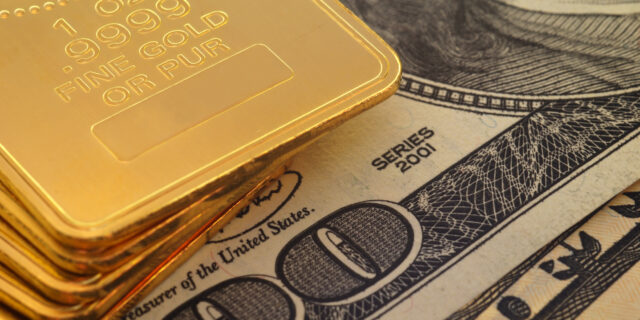 Cena zlata se posunula k psychologicky důležité hodnotě 1800 dolarů