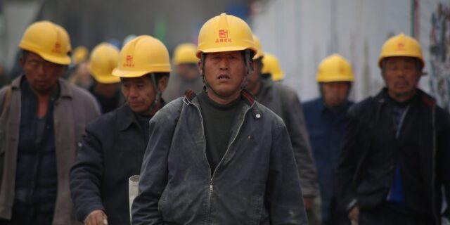 Čínské továrny se vracejí do provozu. Přesto dochází k výpadkům dodávek