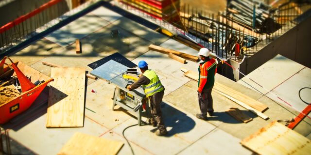 Jak efektivně řešit rostoucí ceny stavebních materiálů a nízký počet pracovníků na stavbách?