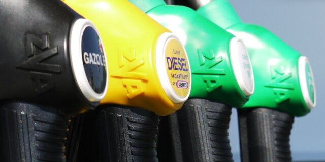 Více než dvouměsíční růst cen paliv v ČR se zastavil