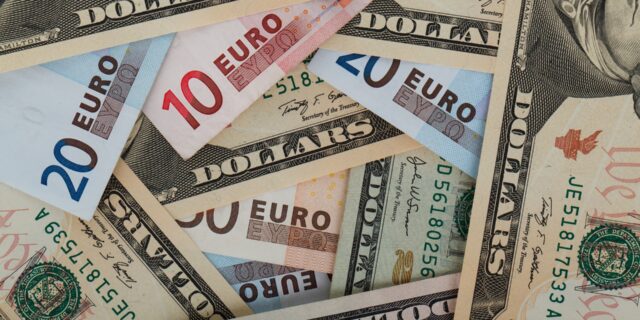 Euro prožívá nervózní léto před německými volbami, dolaroví medvědi v nejistotě