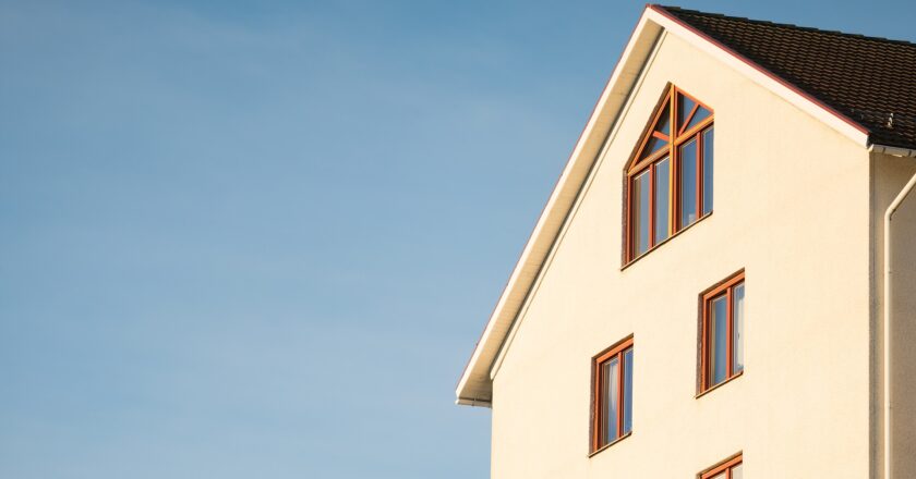 Zajistit si aktuální nízké sazby lze dopředným refinancováním nebo hypotékou bez nemovitosti