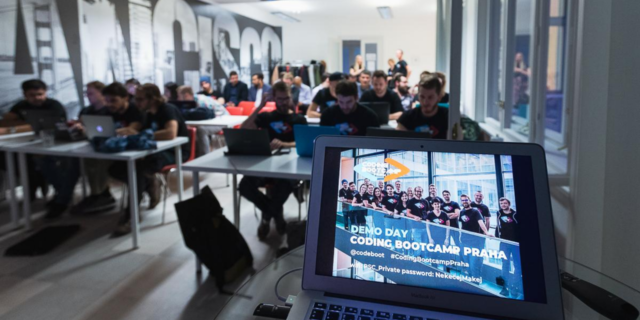 Coding Bootcamp Praha: Obor IT krize nepoznamenala, žádaní jsou weboví vývojáři