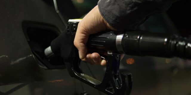 Cenový rozdíl mezi benzínem a naftou je rekordní, více než 5 Kč/l. U plošných cen dokonce 6,40 Kč/l
