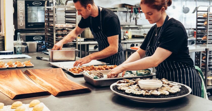 Kuchaři a číšníci opouštějí gastronomii – kvůli nejisté budoucnosti hledají práci v jiných oborech