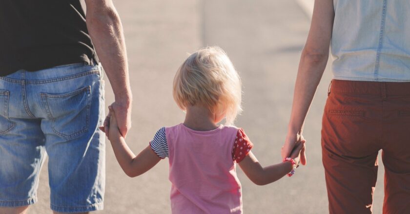 Průzkum: Dvě třetiny rodičů svým dětem spoří