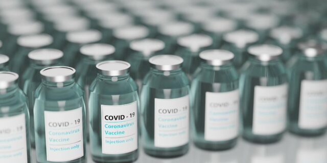 Vakcíny proti covidu-19 by mohl od července rozvážet jeden distributor