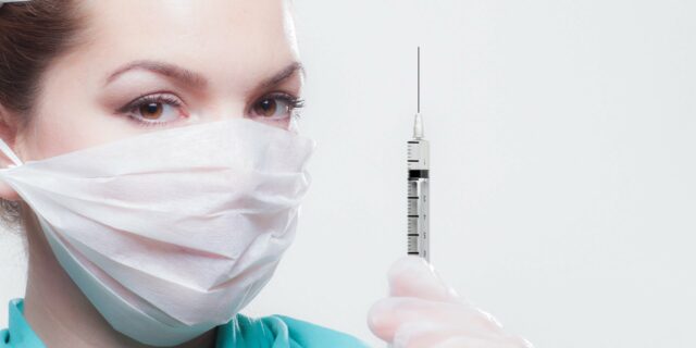 Vakcíny proti covid-19 připravuje v Evropě padesát dva výrobních závodů