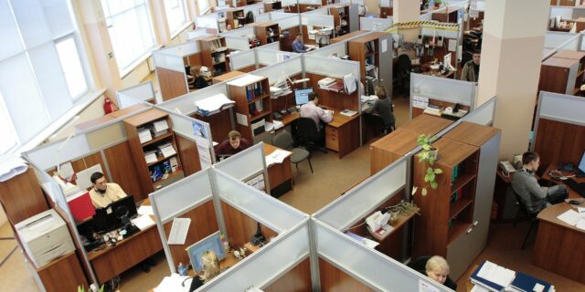 Průzkum Grafton: zaměstnanci mají více práce a jsou častěji ve stresu