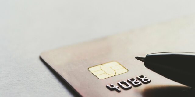 Mastercard urychluje přístup k udržitelným platebním kartám