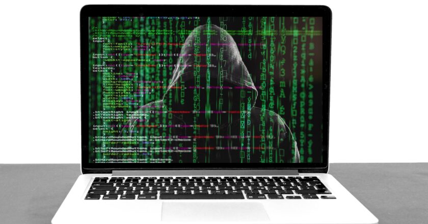 Rok 2022 přinese kyberútoky na mobilní peněženky, kryptoměny i sofistikované deepfake podvody