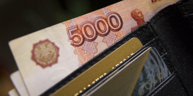 Propad rublu o třicet procent a potíže Sberbank