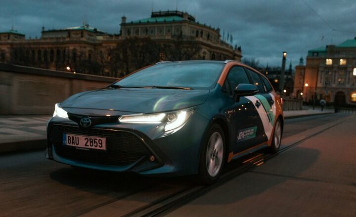 V Praze se špatně parkuje, vlastní auto je drahé na pořízení i provoz