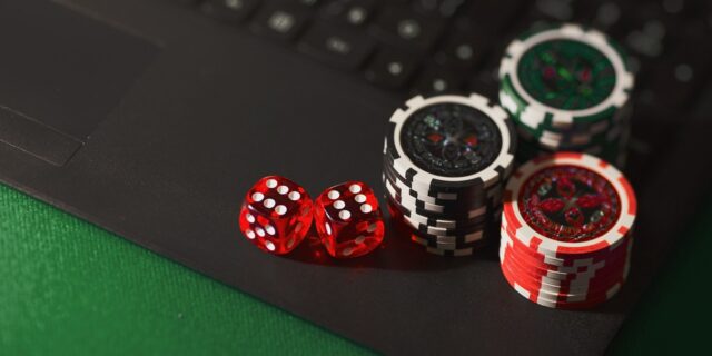 Online hry považuje za hazard pouze 44 % lidí. Častěji se také uchylují k nelegálním provozovatelům