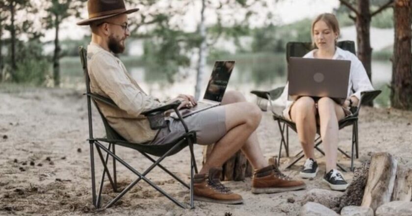 Pouze třetina lidí (33 %) se v době dovolené zcela odstřihne od práce a nezapíná vůbec e-mail, ani nebere pracovní hovory. 29 % zaměstnanců to, ale nedá a alespoň občas zkontrolují e-mail a naléhavé pracovní telefony berou