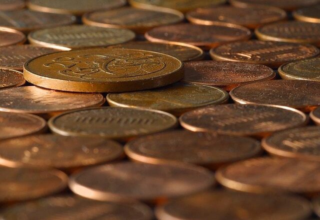 Centrální banka snížila základní úrokové sazby, čekat na levnější hypotéky se ale nevyplatí