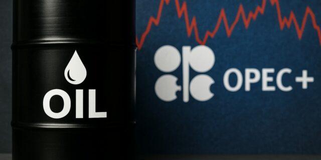 Ropa proudí rychleji: OPEC+ v srpnu přidává 548 000 barelů denně