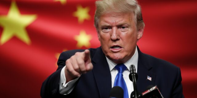 Trump udeřil na Čínu: 100% clo a stopka pro klíčový software