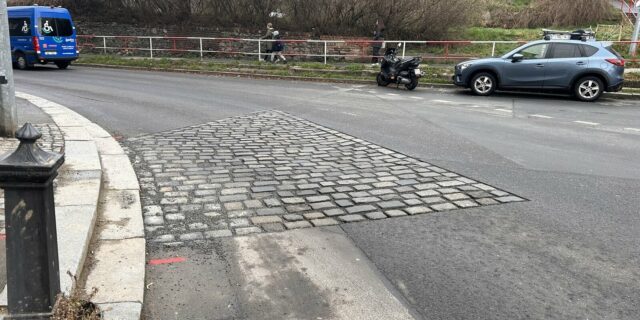 Zimní opravy vozovek po haváriích vodovodů: Dočasná dlažba je standardním řešením