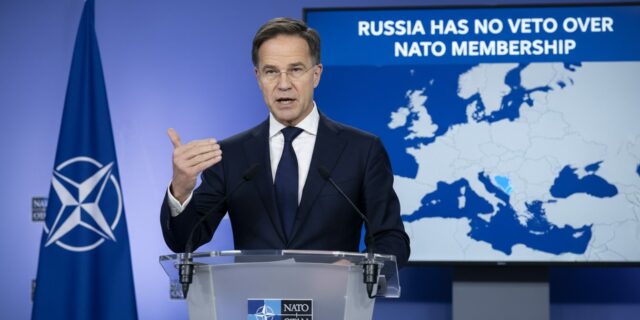Rutte: Rusko nemá právo vetovat vstup Ukrajiny do NATO. Jenže ani Západ není jednotný