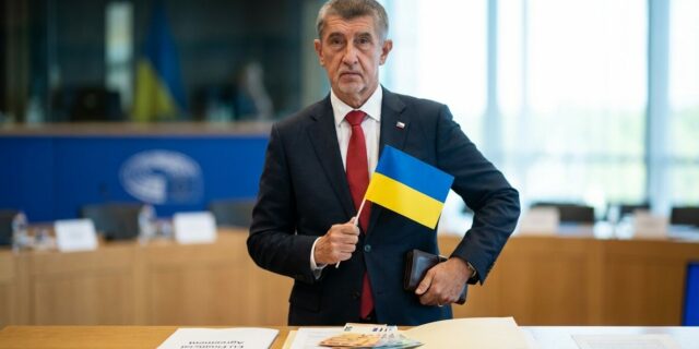 Babiš chce pomáhat Ukrajině, ale bez rizika. Je to možné?