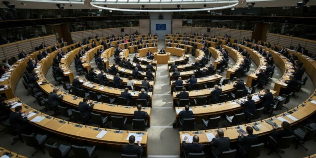 Zelení v pasti: Zachránit klimatické zákony, nebo se rozejít s von der Leyenovou?