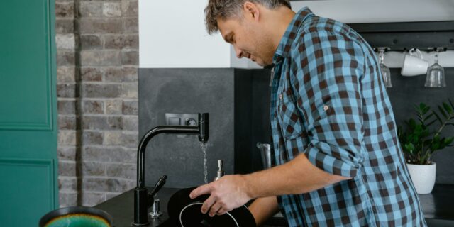 Olej patří do speciálních nádob. Část Pražanů ho ale vylévá do kanalizace, ukázal průzkum