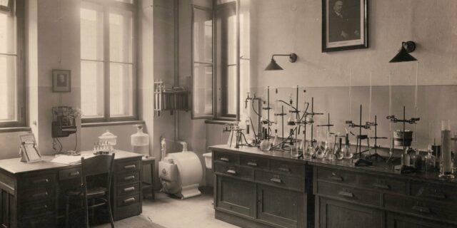 První laboratoř na ÚČOV v Bubenči: skromné počátky v jedné stísněné místnosti