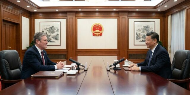 Když se Peking usmívá: Starmer hledá v Číně peníze i mír