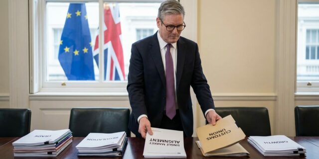 Starmer volí jednotný trh místo celní unie. Je to pragmatismus, nebo politická kalkulace?