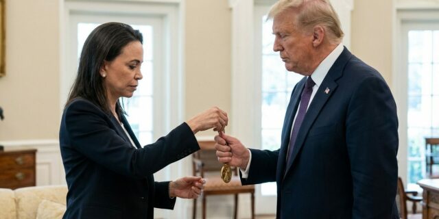 Nobelovka jako úplatek? Machadová dala Trumpovi medaili a čeká protislužbu