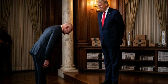 Jeff Bezos tančí Trumpův tanec oligarchů