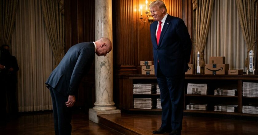 Jeff Bezos tančí Trumpův tanec oligarchů